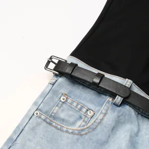 Detalle de primer plano de vaqueros campana azul claro con cinturón negro y hebilla