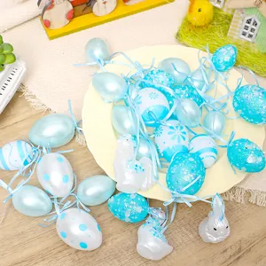 Juego decorativo de huevos de Pascua colgantes azules y blancos con figuras de conejo y pollo