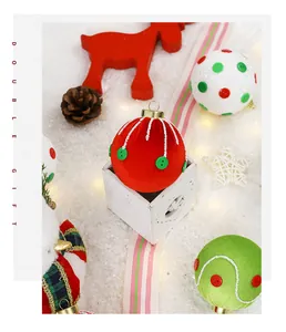 Vue détaillée d'une boule de Noël en tissu rouge avec des boutons verts décoratifs