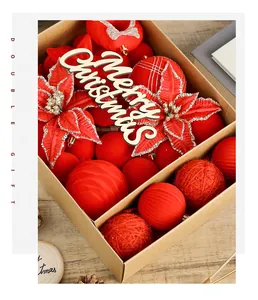 Set di palline e fiori di Natale floccati rossi in una scatola regalo di carta kraft marrone.