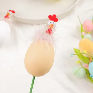Pic floral œuf de poussin de Pâques rigolo pour décoration festive de bouquets