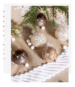 Dettaglio di set di palline di Natale decorative dipinte a mano in bronzo e crema