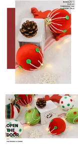 Vue détaillée de boules de Noël festives recouvertes de tissu avec des boutons colorés.