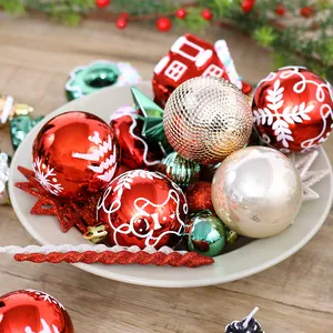 Juego de 45 bolas de Navidad festivas con motivos de hombre de jengibre y copos.