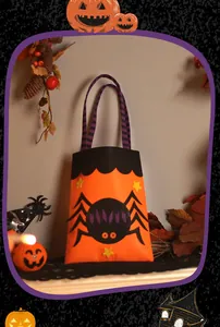 Λεπτομερής προβολή της τσάντας γλυκών Halloween από τσόχα με αράχνη