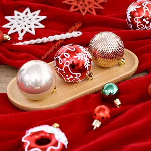 Set de 45 bolas navideñas festivas con diseños pintados de hombres de jengibre y copos de nieve.