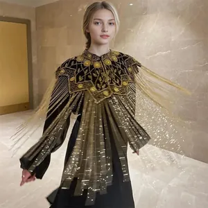 Elegante Franse kralensjaal met gouden franjes voor luxe zomerse mode-outfits.