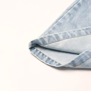 Detalle en primer plano de las costuras del dobladillo de estos vaqueros micro-flare