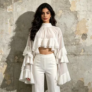 Elegante witte chiffon crop top met gelaagde ruches en lange klokmouwen voor dames.