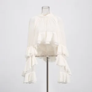 Detailweergave van de elegante ruchesmouwen op deze Franse nude roze blouse
