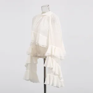 Detail van een witte chiffon blouse in Franse stijl met ruches en een elegante hoge kraag