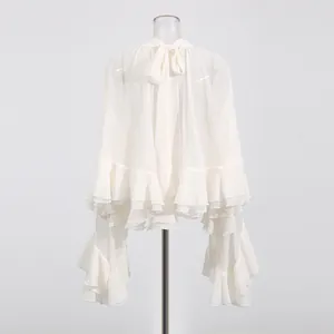 Elegante achteraanzicht van Franse stijl crème ruche blouse met verfijnde strik