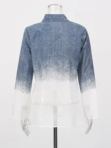 Chemise en jean à manches longues pour femmes avec un dégradé bleu et blanc, vue de dos