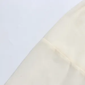 Macro-weergave van de delicate textuur en fijne stiksels van een crème chiffon blouse