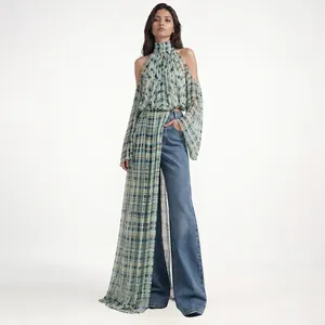 Model trägt ein kariertes Chiffon-Top mit Neckholder, langen Ärmeln und langem Saum.