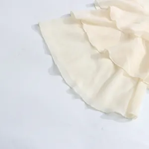 Detailopname van de elegante gelaagde chiffon ruches zoom in zachte crèmekleur