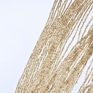 Macro-opname van gedetailleerd kralenwerk en gouden kwastjes op een luxe mode cape