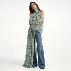 Detailansicht der stylischen Plaid-Halterneck-Chiffonbluse mit freien Schultern und Ärmeln