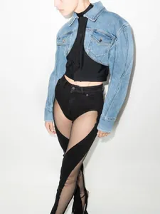 Modische kurze Jeansjacke mit spiralförmigen Einsätzen und strukturierten Schultern