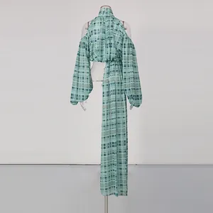 Detail der grünen karierten Chiffonbluse mit Neckholder und langem Schleifendesign.