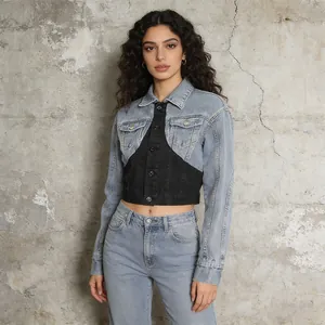 Detailansicht der kurzen Damen-Jeansjacke mit schwarzen Patchwork-Einsätzen