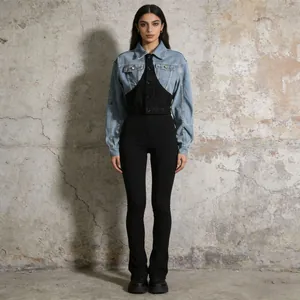 Detailaufnahme einer modischen Patchwork-Jeansjacke mit hoher Taille und Passform
