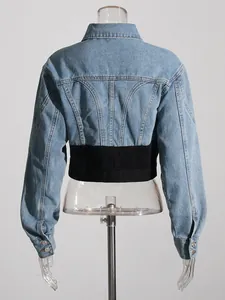 Detaillierte Rückansicht einer kurzen Patchwork-Jeansjacke mit schwarzem Taillenband.