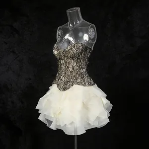 Nahaufnahme eines französischen Sets mit schwarzem Spitzenbustier und weißem Stufenrock
