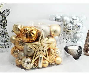 Detalle del set de 45 adornos de Navidad dorados con estrella de copa para árbol incluida