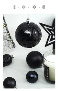 Primer plano de bolas de Navidad negras con textura hexagonal única