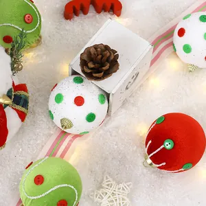 Ensemble de boules de Noël en tissu raffinées avec boutons pour décorer le sapin