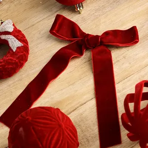 Elegante set di ornamenti natalizi in velluto rosso con fiocco e palline a rilievo