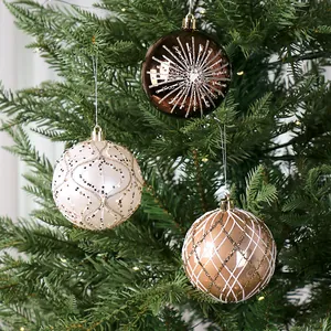 Set di palline di Natale dipinte in stile europeo appese a un albero festivo.