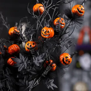 Bouquet di Halloween con mini zucche jack-o-lantern e foglie nere per decorazioni casa.