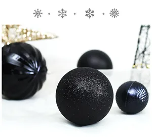 Primer plano de bolas de Navidad negras con texturas brillantes, mates y relucientes