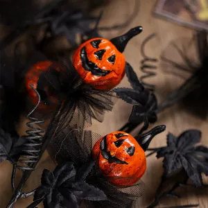Rami di zucca di Halloween spettrali con tulle nero e foglie per le decorazioni