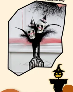 Detailansicht eines Halloween-Totenkopf-Bouquets mit schwarzen Federn und Hexenhüten