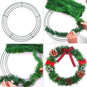 Schritt-für-Schritt-Anleitung für einen DIY-Weihnachtskranz mit grünem Metalldrahtrahmen