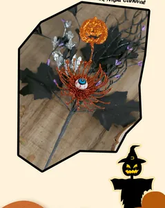 Λεπτομέρεια διακόσμησης Halloween με κολοκύθα γκλίτερ και τρομακτικό μάτι στο κέντρο