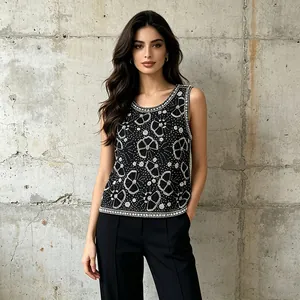 Détail d'un haut sans manches avec perles et motifs floraux scintillants chic pour femme