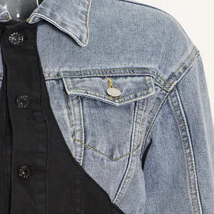Detailaufnahme einer Damen-Jeansjacke mit schwarzem Patchwork und Metallknöpfen