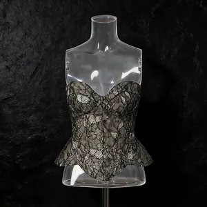 Detailansicht eines eleganten schwarzen Spitzen-Korsett-Tops mit Schößchen-Saum