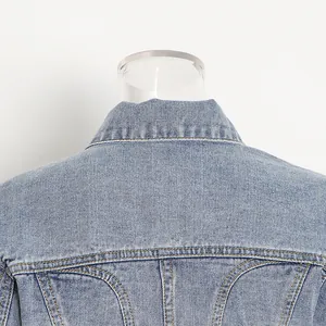 Detailansicht des Rückenkragens und der Nähte einer hellblauen Damen-Jeansjacke