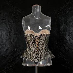 Detailansicht eines schwarzen Spitzenkorsetts mit elegantem Schnürdesign am Rücken.