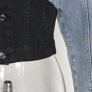 Detaillierte Nahaufnahme einer kurzen Patchwork-Jeansjacke mit Textur und Knöpfen