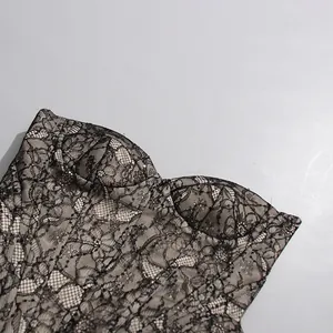 Detaillierte Makroansicht von schwarzer Blumenspitze auf einem sexy eleganten Bustier-Oberteil