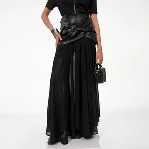 Vue détaillée d'une jupe longue noire en tulle avec une ceinture corset en similicuir pour femme.