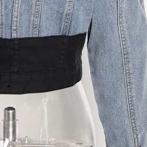 Nahaufnahme der Kontrast-Patchwork-Details und Nähte dieser kurzen Denim-Jacke