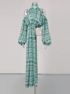 Stilvolles grün kariertes Chiffon-Oberteil mit Neckholder, Cut-Out und Bändern.