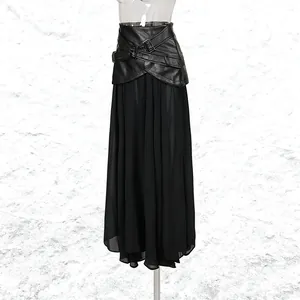 Vue détaillée d'une élégante jupe longue en maille noire avec ceinture en cuir punk